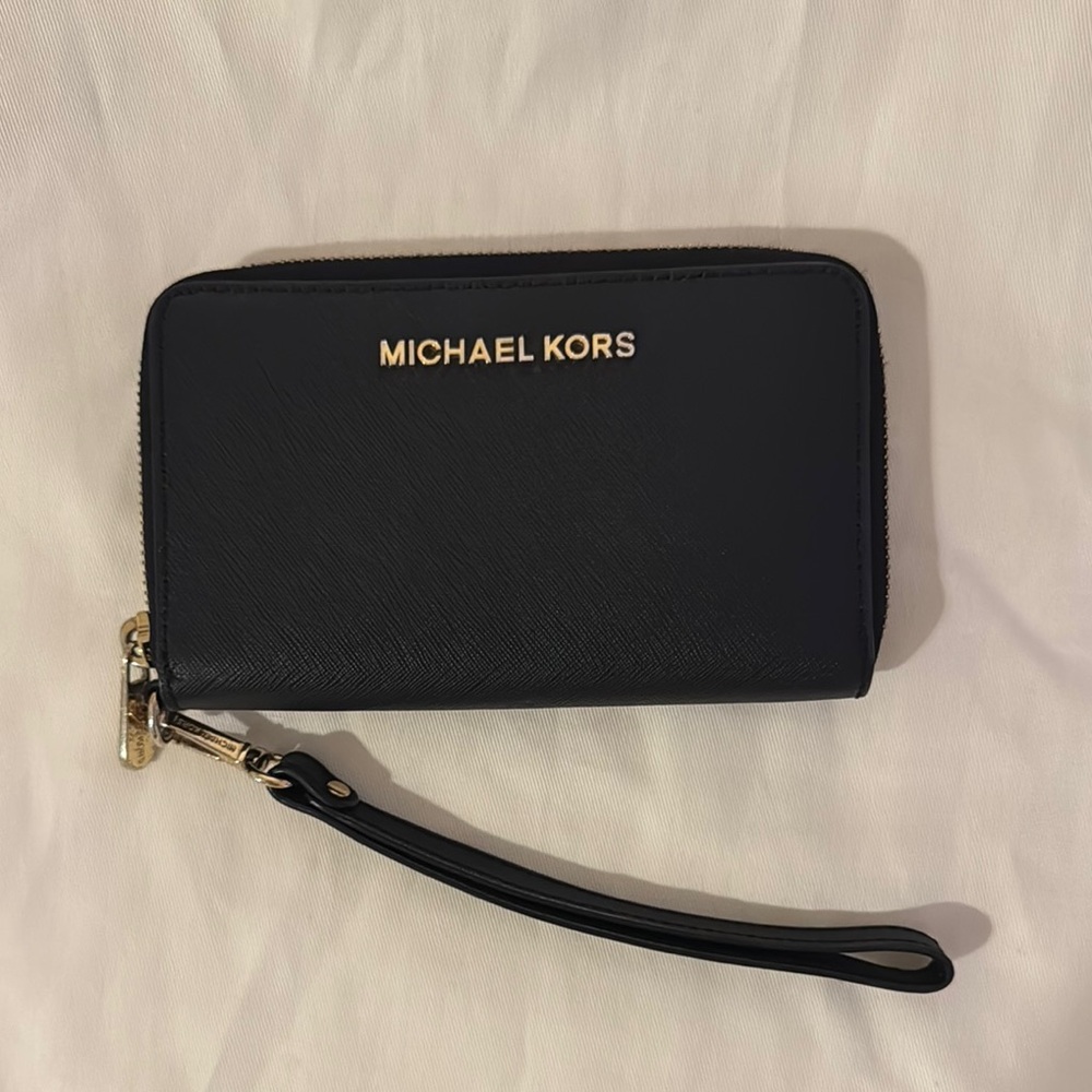 Michael Kors Women's Jet Set Travel Large Smartphone Wristlet (Black/Gold)